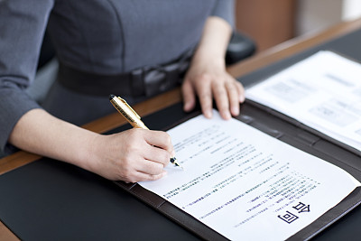 單位以員工不服從調(diào)崗構(gòu)成曠工解除合同被判違法