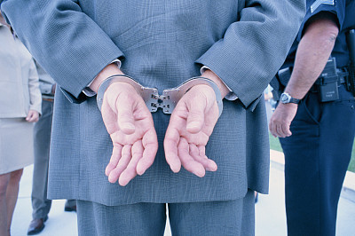 員工被行政拘留 用人單位可否以曠工為由解除勞動(dòng)合同？